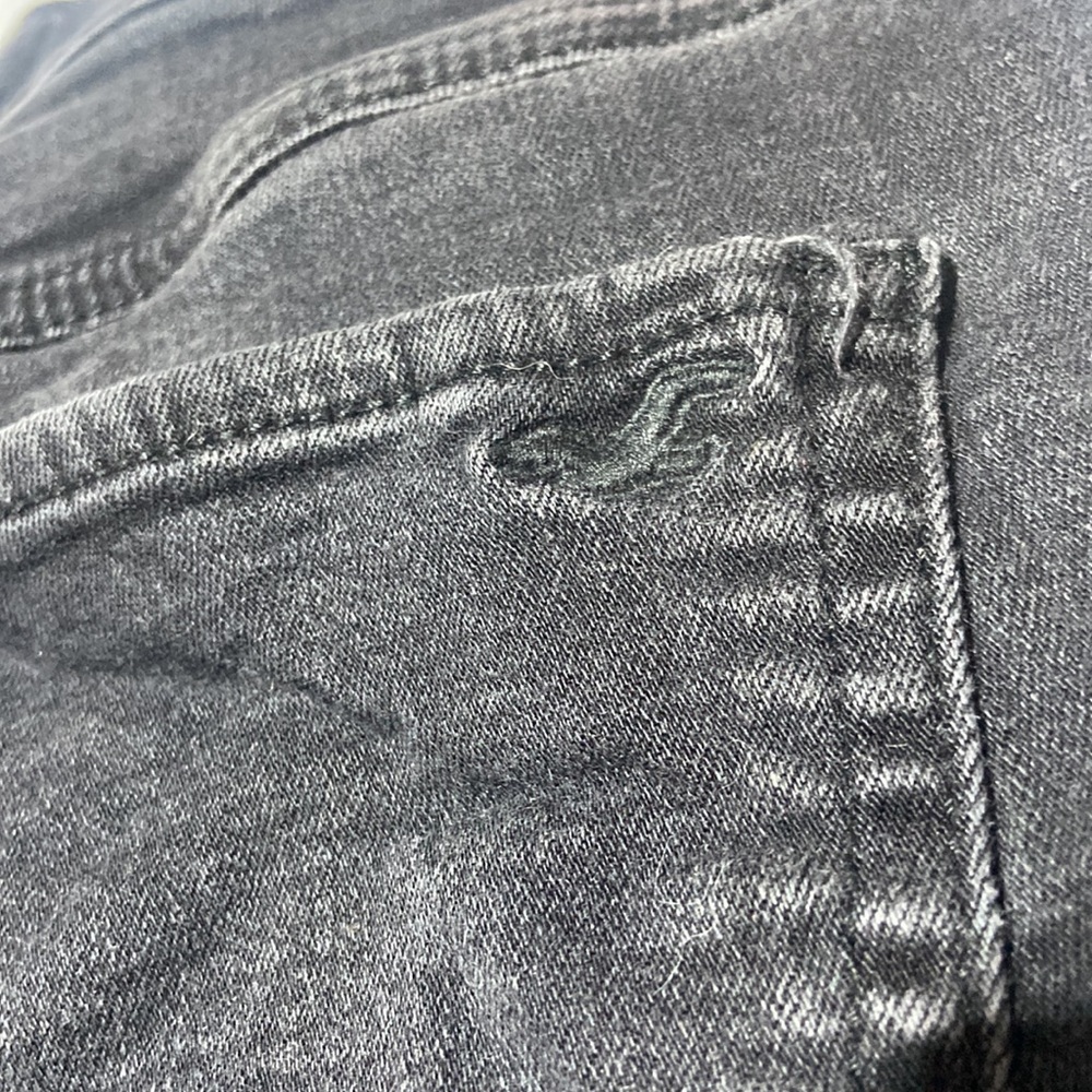 HOLLISTER ULTRA HIGH-RISE BLACK VINTAGE RELAXED DENIM MOM SHORT (7) - Picture 5 of 6